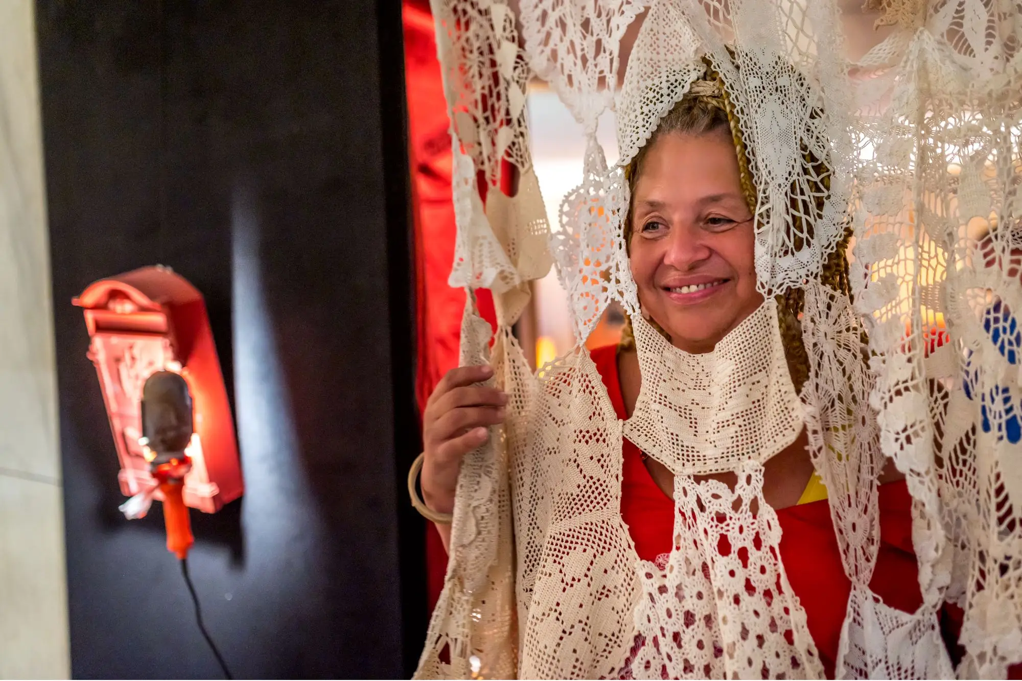 DEBUTTA A INEQUILIBRIO FESTIVAL “PUÒ SEMPRE SERVIRE NON SI SA MAI”  INSTALLAZIONE IMMERSIVA PER RIVIVERE LA CASA DELL’INFANZIA  FIRMATA DALLA PERFORMER ELENA GUERRINI image